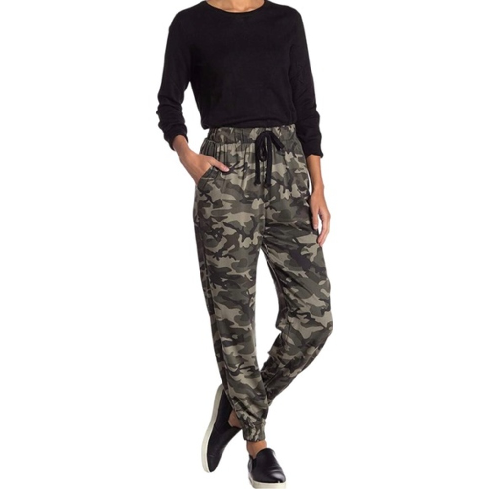 KNOW ONE CARES Women's Camo Joggers Pants - Size X-Small NWT